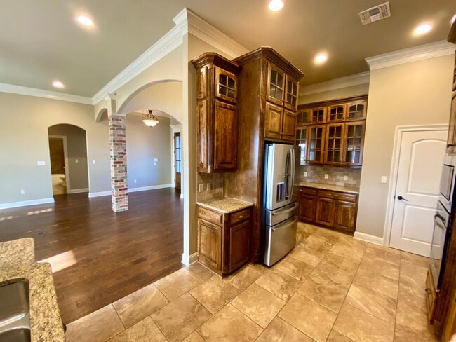 Building Photo - ** AVAILABLE JUNE 1ST ** STUNNING 4/3.5 IN...