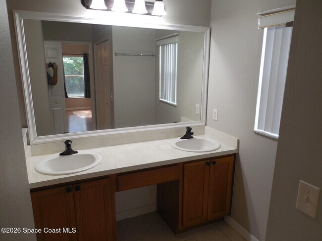 Building Photo - 5272 Outlook Dr