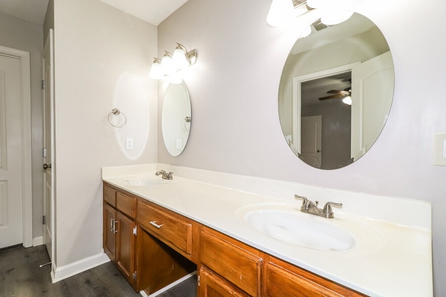 Building Photo - 5808 Shiloah Cove S