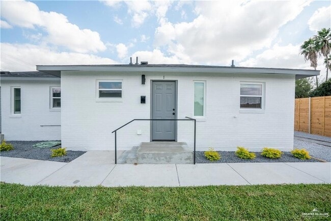 Building Photo - 802 Redwood Ave