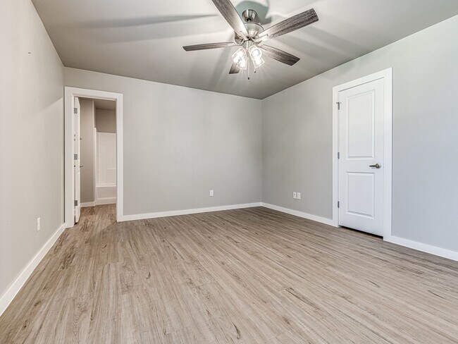 Building Photo - Newer home in the heart of OKC + 5 bedrooms + 5 bathrooms + 2 car garage