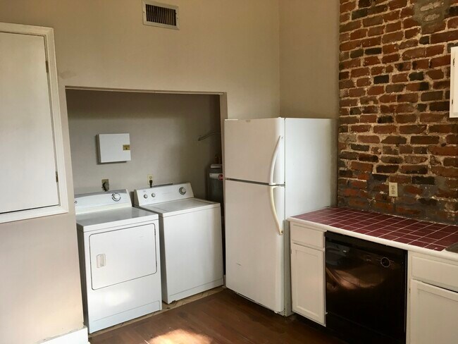 Building Photo - 1430 Melpomene St