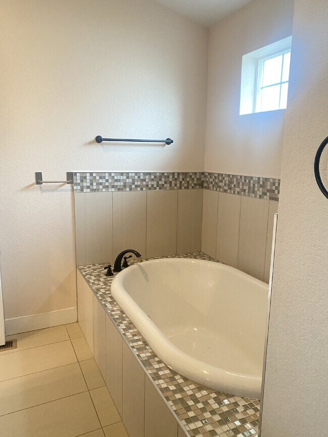 Building Photo - 3 bed/ 3 bath Home in Mayfair