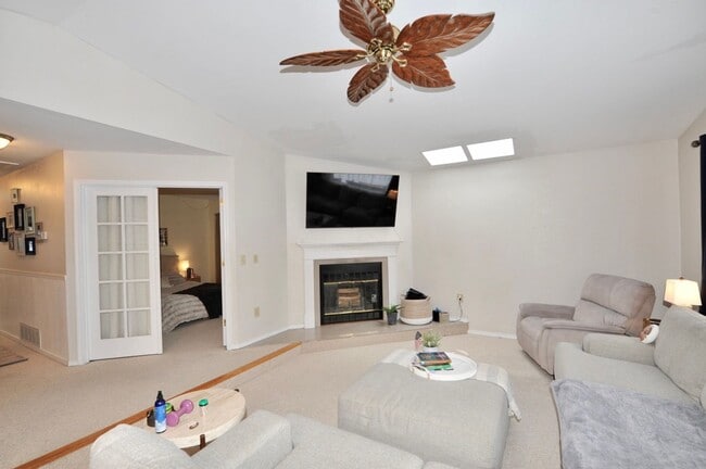 Building Photo - Fairway Golf Course 3 bed 3 bath with basement