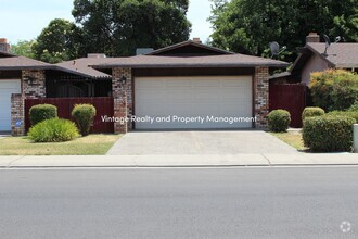 Building Photo - Updated 2 Bedroom Duplex Ready To Go!!!