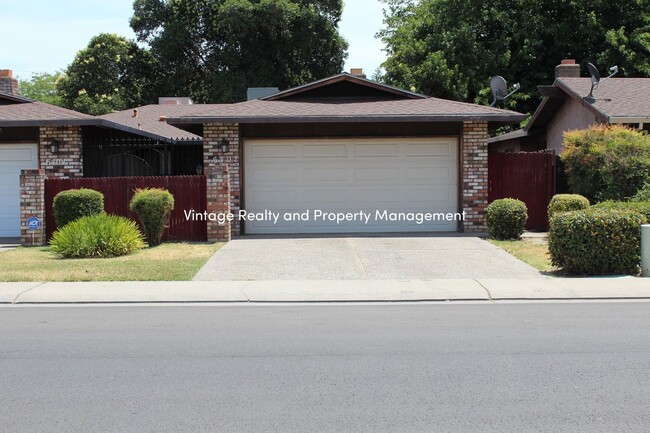 Primary Photo - Updated 2 Bedroom Duplex Ready To Go!!!