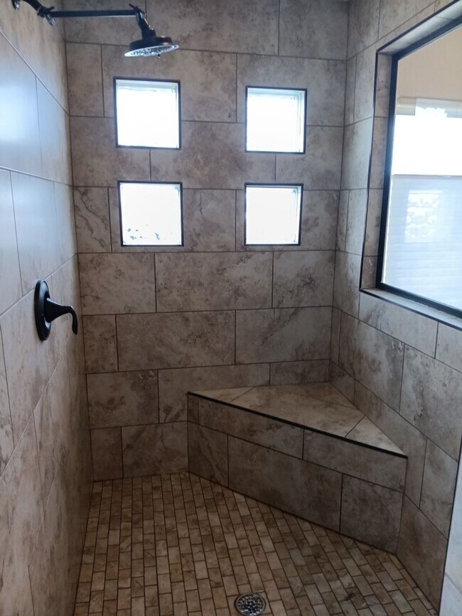 Building Photo - Stunning 4 bedroom, 3.5 bathroom home! Sho...