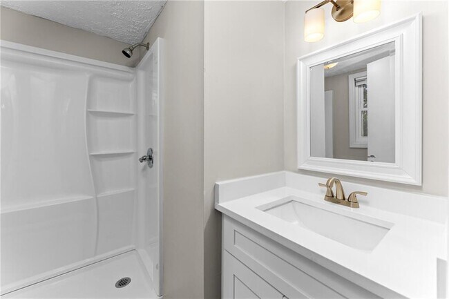 Building Photo - 121 Mark Twain Cir