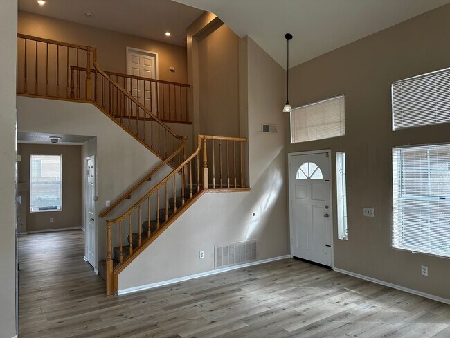 Building Photo - Beautiful Orangecrest Rental – Move-In Ready!