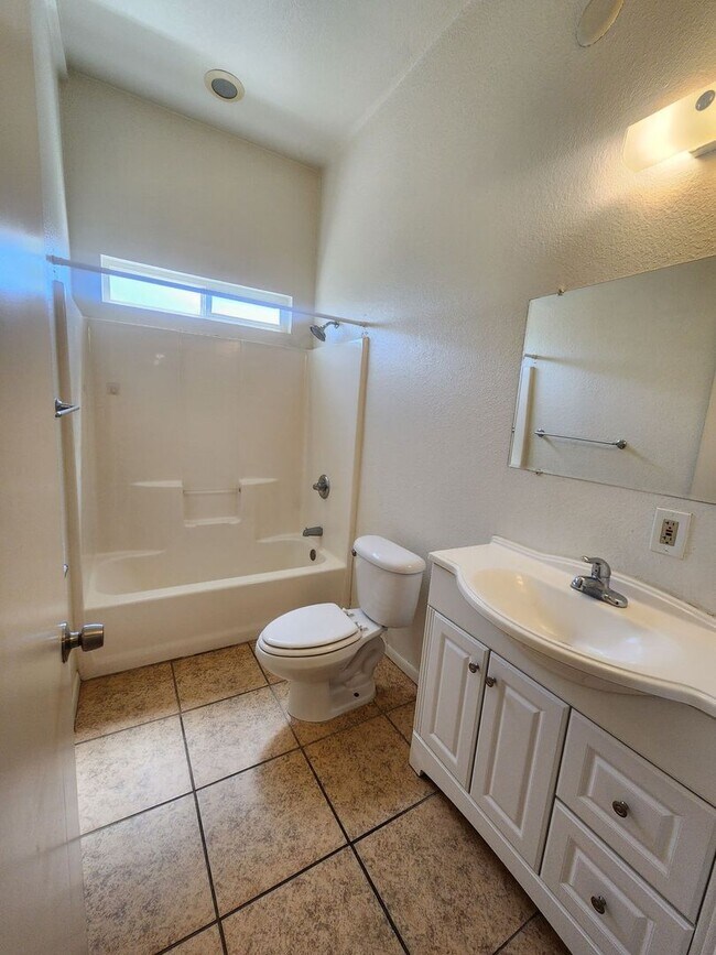 Building Photo - 3 Bedroom 2 Bath Townhouse
