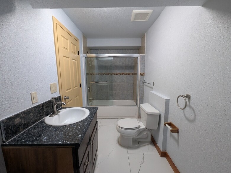 Building Photo - 5819 Bayview Ave