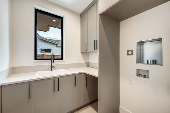 Building Photo - Newer Construction in Discovery West