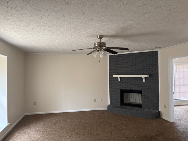 Building Photo - 5765 Hyde Park Dr