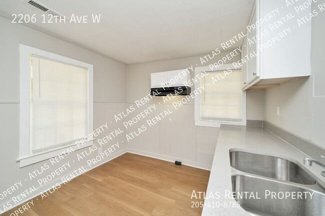 Building Photo - 2206 12th Ave W