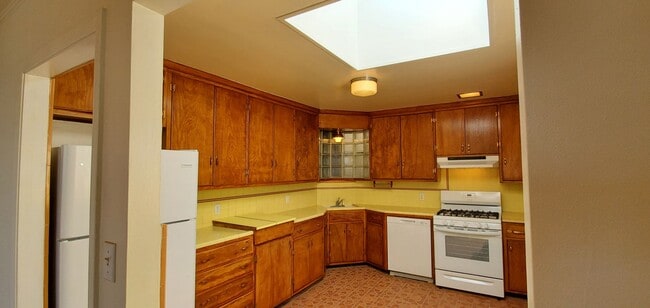 Building Photo - Beautifully Renovated Vintage  2 bedroom 2...