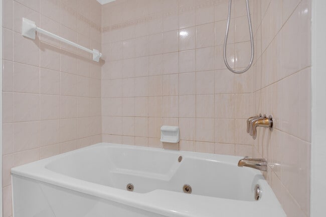 Building Photo - 1N280 Morse St