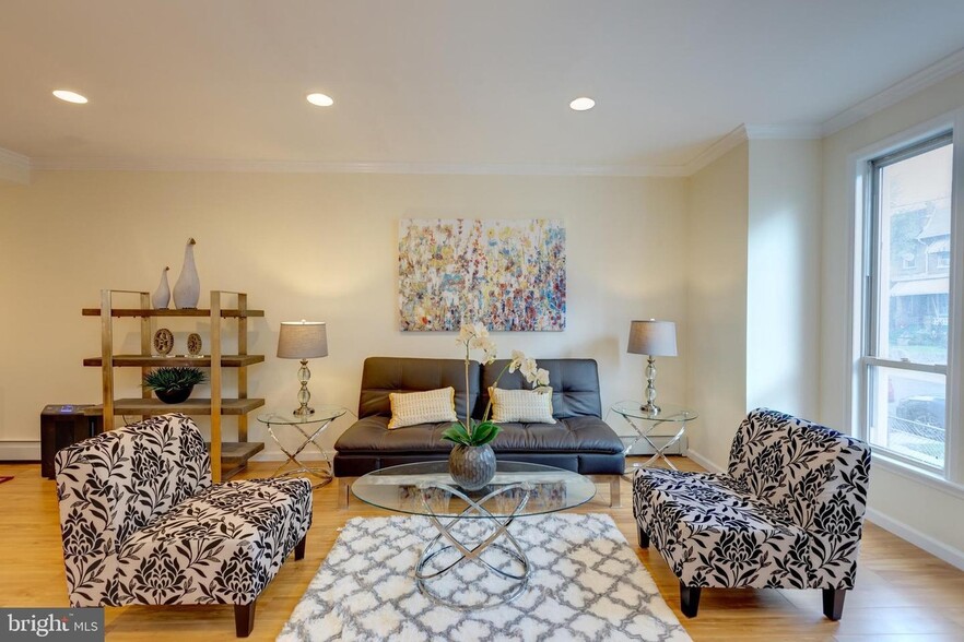 living room - 1102 Trinidad Ave NE