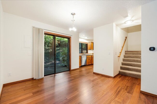 Building Photo - Lovely 3 bedroom, 2.5 bath townhouse with ...