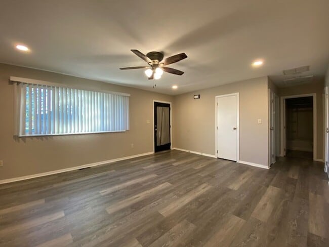 Building Photo - Welcome to this charming 2-bedroom, 1-bathroom ranch style home located in Springfield, OH+