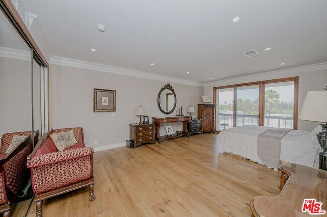 Building Photo - 4460 Wilshire Blvd