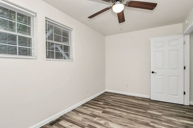 Building Photo - Rent Special on Affordable Duplex in Ender...