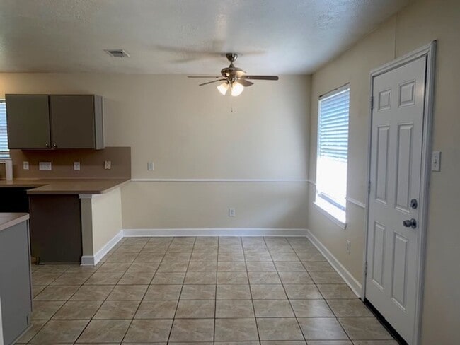 Building Photo - What a Find! 4 Bedrooms!