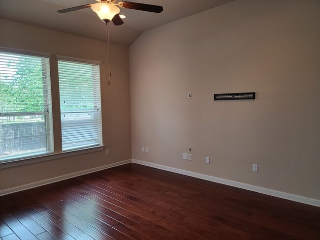 Building Photo - 218 Simmons Dr