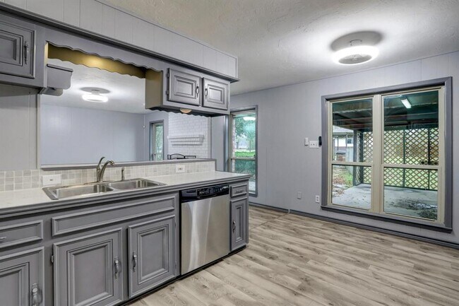 Building Photo - 10407 Fairview Dr