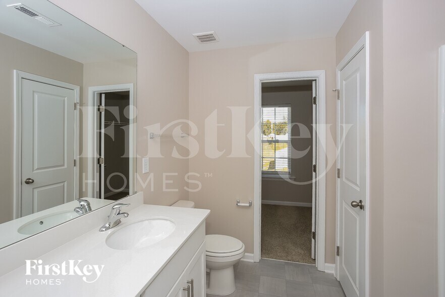 Building Photo - 413 Bennington Dr