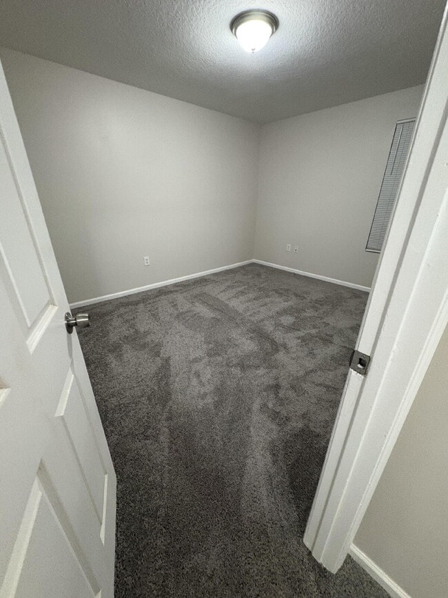 Building Photo - "Spacious 4-Bedroom Home with 2 Full Baths in Prime Tampa Location – 1,560 Sq. Ft. of Comfort!"