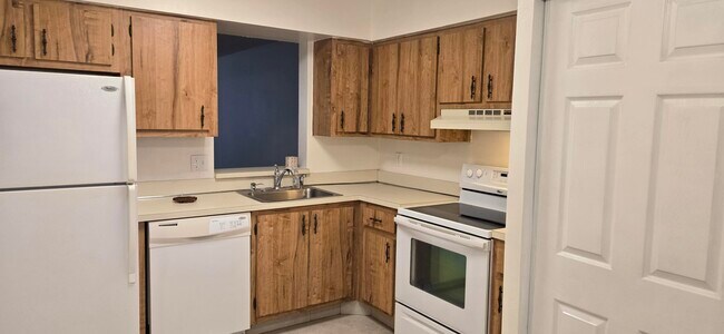 Building Photo - 7300 Lake Cir Dr