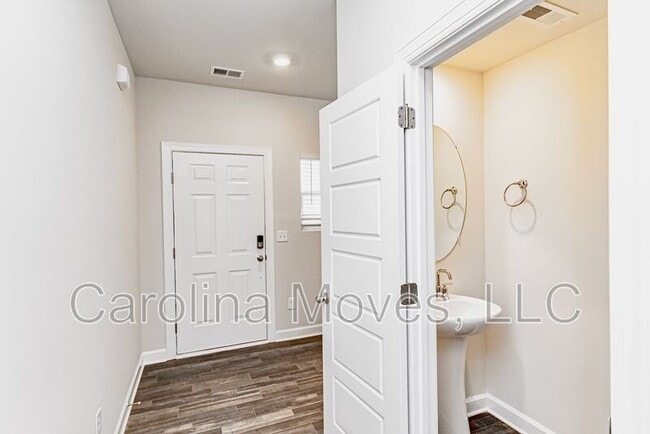 Building Photo - 225 Telford Dr