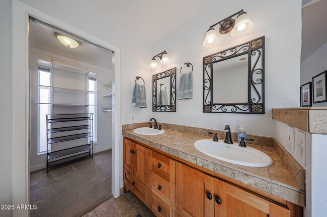 Building Photo - 601 E Forest Hills Dr