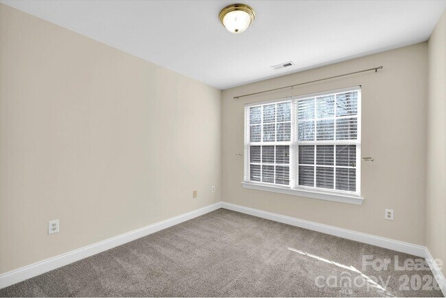 Building Photo - 163 Forest Ridge Rd