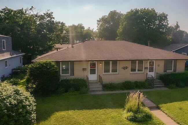 Building Photo - 202 NW Sharmin Dr