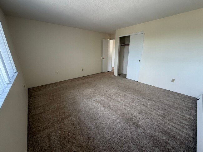 Building Photo - Bright 2BR Condo with Balcony, Pool & Heat Included – Prime Commuter Location