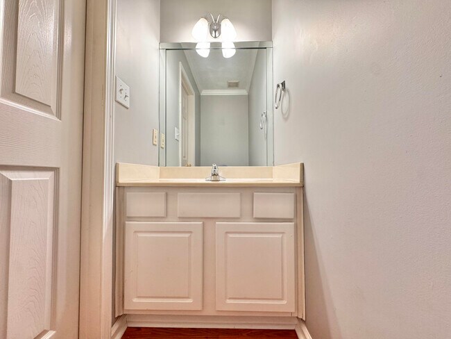 Building Photo - 580 Wellington Gardens Dr