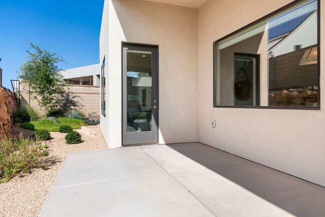 Building Photo - 899 W Bronze Plateau Dr