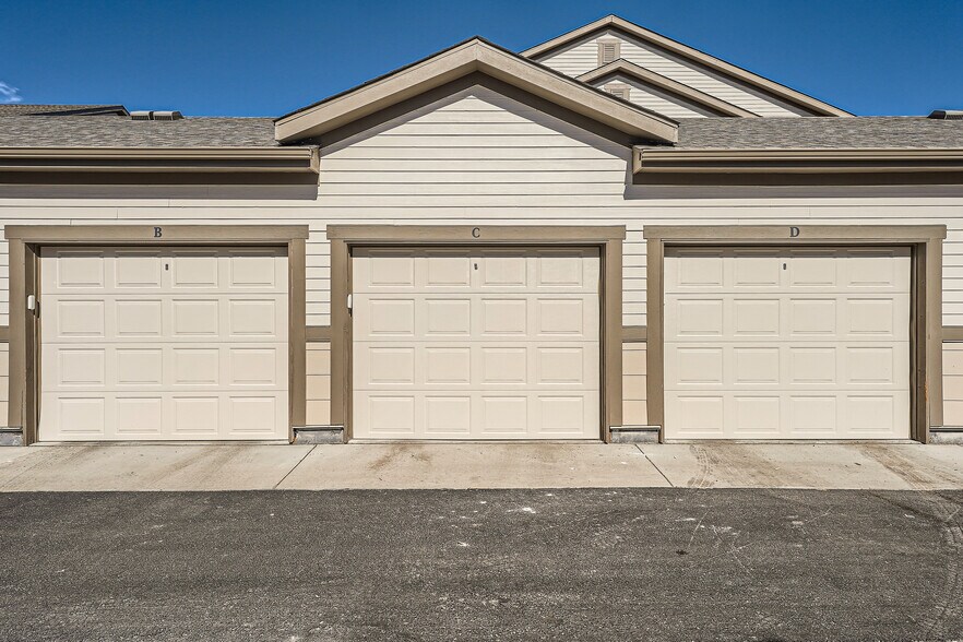 Insulated Garage to protect you car and toys - 4526 Copeland Cir