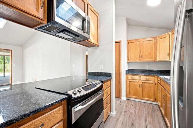 Building Photo - 39601 Santiam Bluffs Rd NE