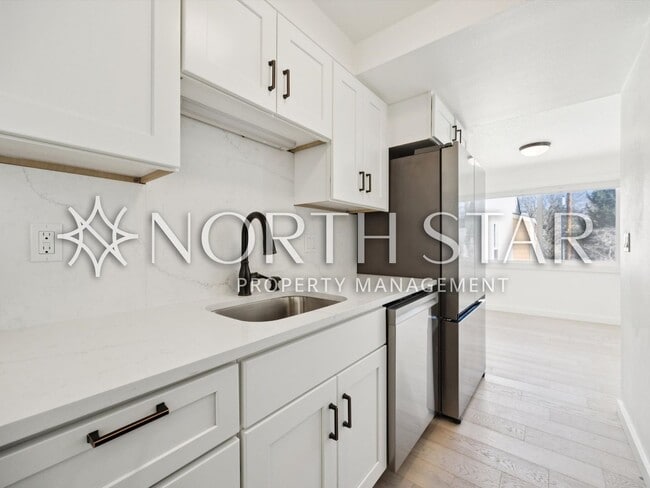 Building Photo - Remodeled Condo in the Heart of Old Town Lake Oswego