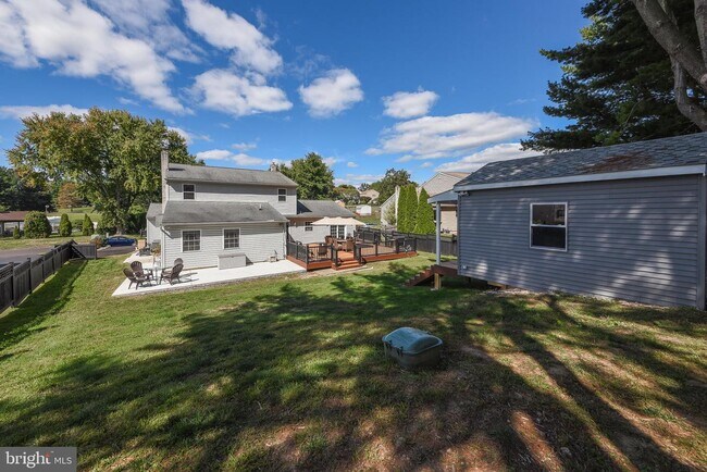 Building Photo - 127 Lark Dr