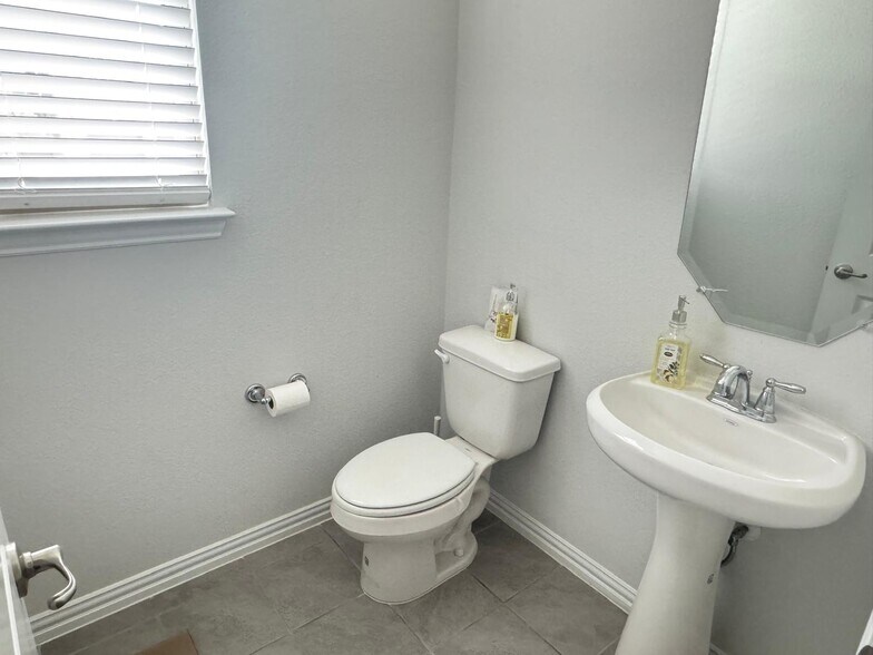 Building Photo - 4100 Smokey Hill Ct