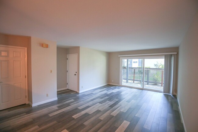 Building Photo - San Ramon Gardens Condo - 2 Bed and 1 Bath...