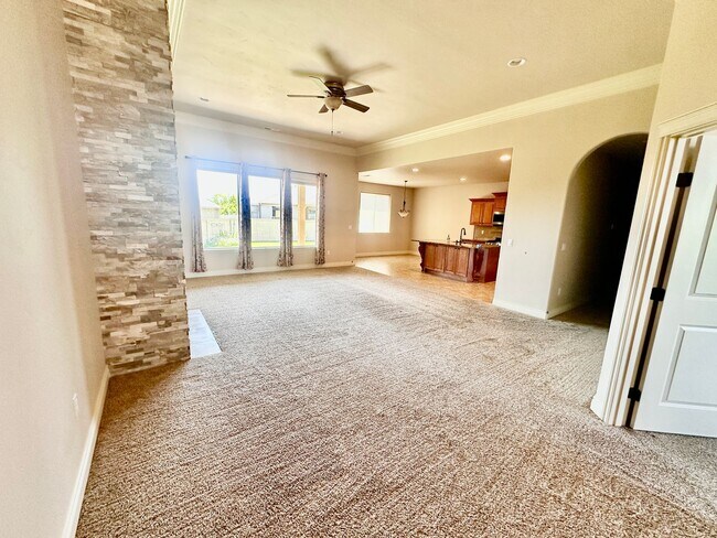 Building Photo - Spacious 4 Bedroom Home in Quiet Cul-de-Sa...