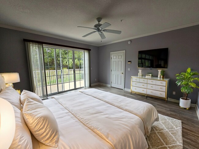 Building Photo - Spacious 3BR/3BA Ground-Floor Condo with W...