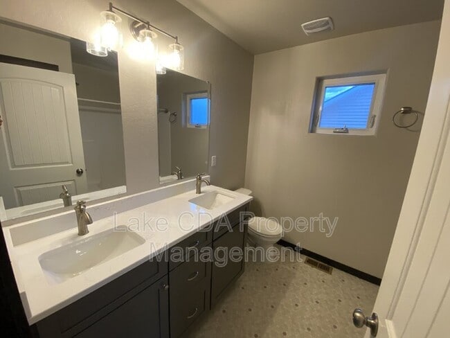 Building Photo - 12397 N Cavanaugh Dr