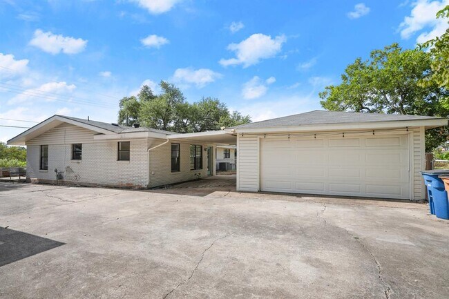 Building Photo - 11702 Oak Trail