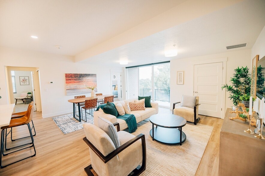 Building Photo - 43 W 400 S