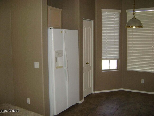 Building Photo - 5261 E Hilton Ave